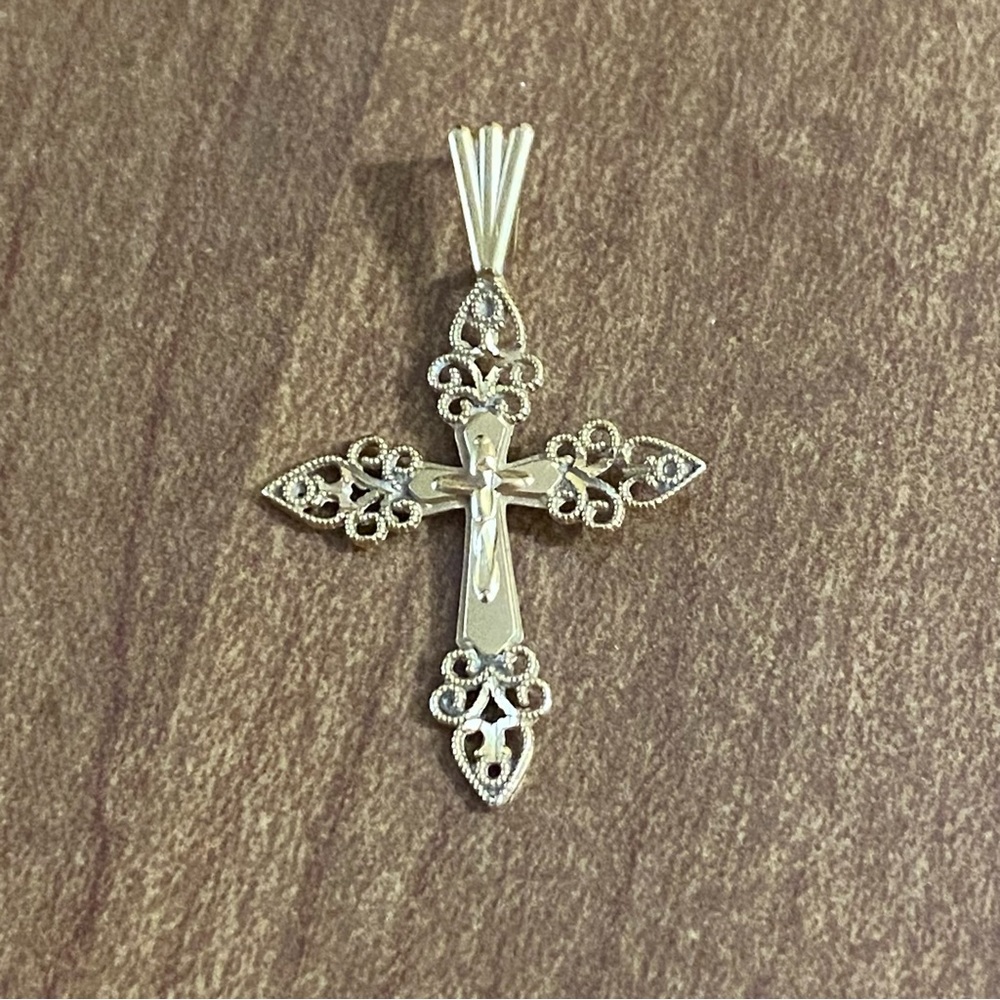 Vintage 14 kt yellow gold budded cross pendant